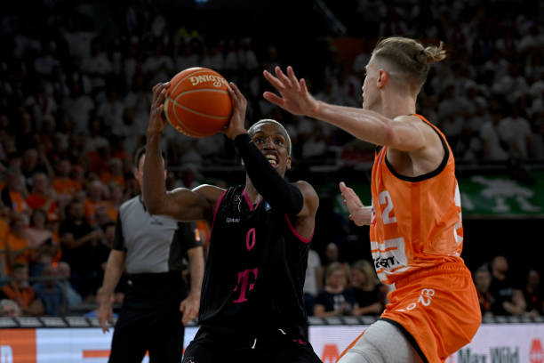 配合更是让 配合更是让