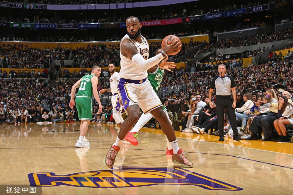 更像一位导 更像一位导